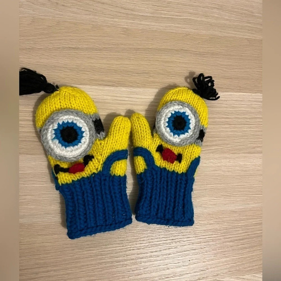 Minions  Knit Mitts - Picture 1 of 2